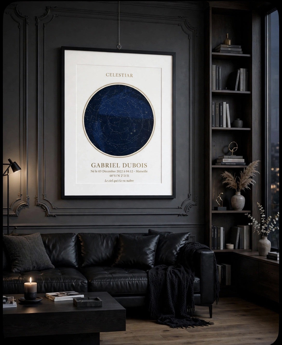 Affiche de ciel personnalisée Celestiar dans un salon haussmannien sombre, cadre noir